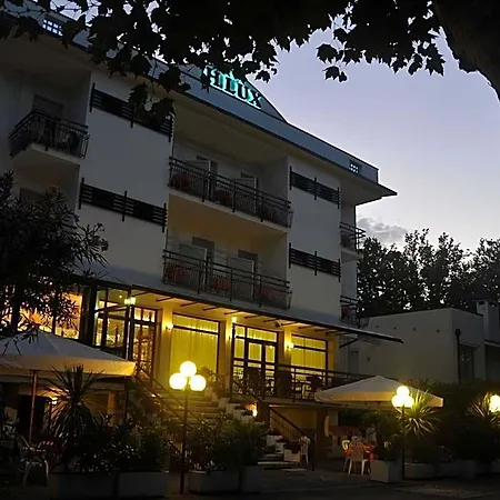 Lux מלון